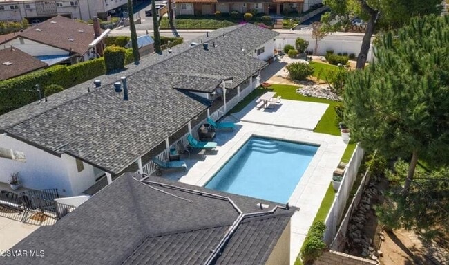 Building Photo - 1641 E Hillcrest Dr Unit B