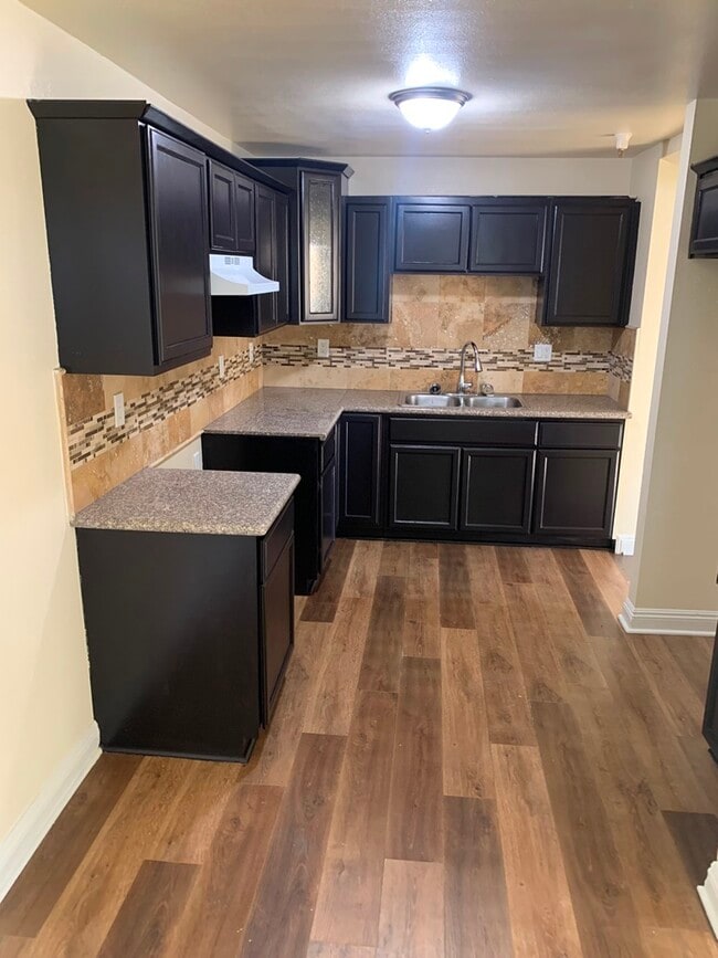 Photo - 652 E 75th St