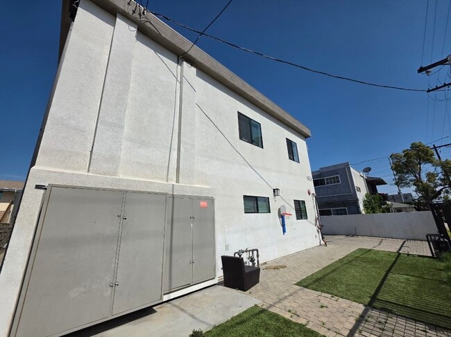 Building Photo - 6824 Ben Ave Unit 1