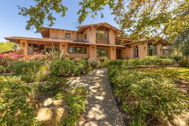 Building Photo - 375 Las Palmas Dr