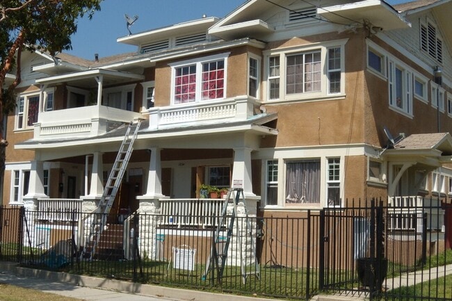 Building Photo - 1934 Henderson Ave Unit 1932 Henderson Ave