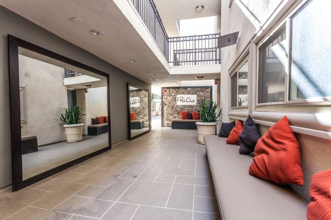 Building Photo - Highly desirable Rob Clark building one of the most walkable neighborhoods in LA