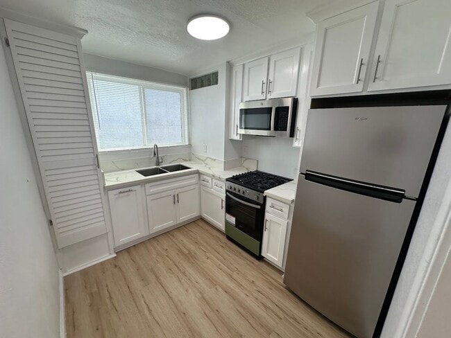 Photo - Fully Remodeled Ground-Level Studio Apartment with Modern Finishes Unit 4241.875