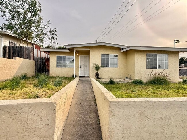 Building Photo - Spacious 4 Bedroom, 3 Bathroom Home with Driveway