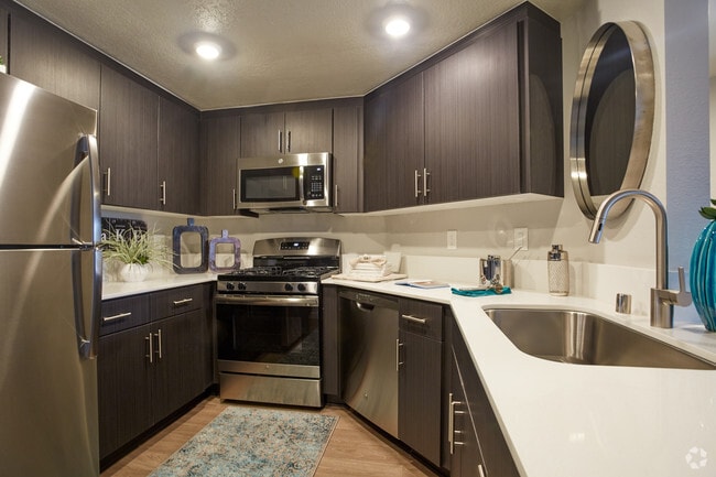 1BR, 1BA - 766 SF - The Highlands