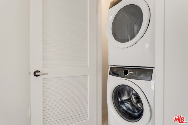 Photo - 1431 Armacost Ave Unit 302