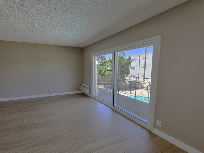 Photo - 14037 Oxnard St