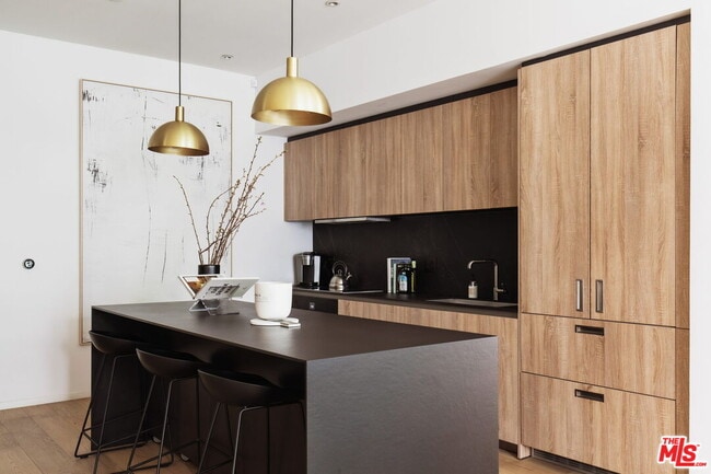 Building Photo - 1030 Kings Rd Unit 206