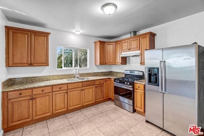 5319 1/2 Normandie Avenue Unit - 5319 1/2 Normandie Avenue House Unit