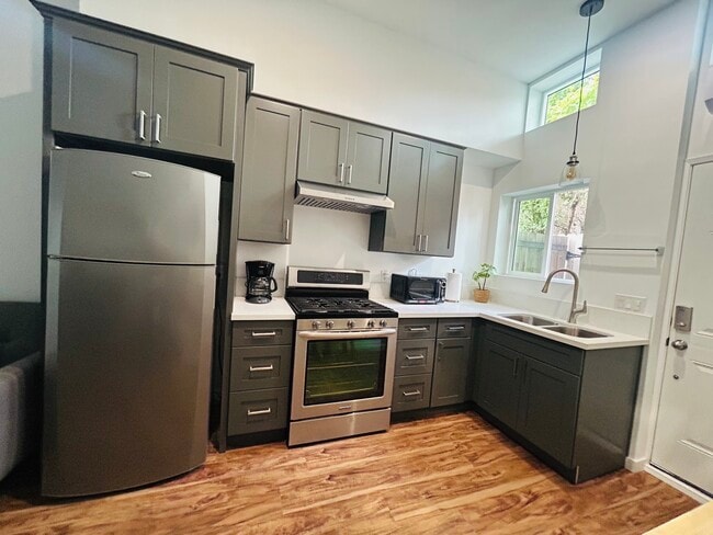 Building Photo - 5413 W 118th St Unit 1bed 1bath