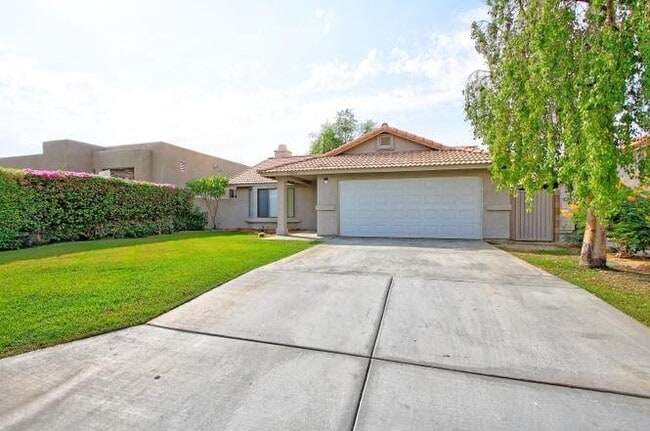Photo - 78615 Bottlebrush Dr
