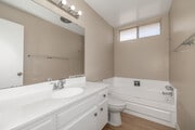 2BR, 2BA - 1,050SF - Bathroom - 925 N. Inglewood Ave.