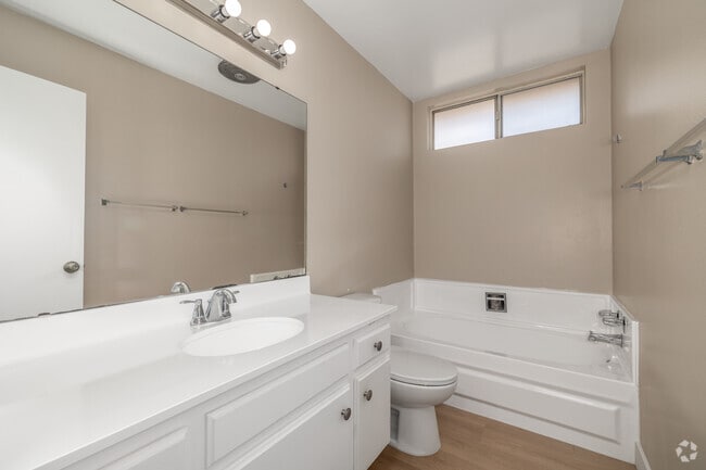 2BR, 2BA - 1,050SF - Bathroom - 925 N. Inglewood Ave.