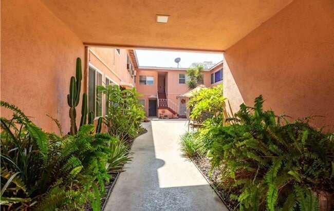 Building Photo - Beautiful One bedroom in gated complex one block from Ocean In Long Beach Unit #16