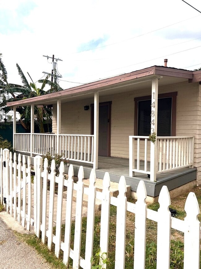 Building Photo - 14841 Sylvan St Unit 14843.5