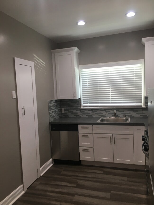 Kitchen dishwasher - 120 Franklin Ct Unit 1