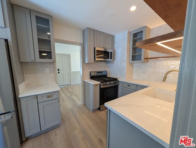 Building Photo - 1015 Granville Ave