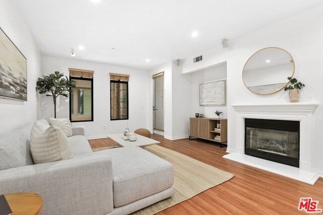 Building Photo - 5625 Crescent Park W Unit 105