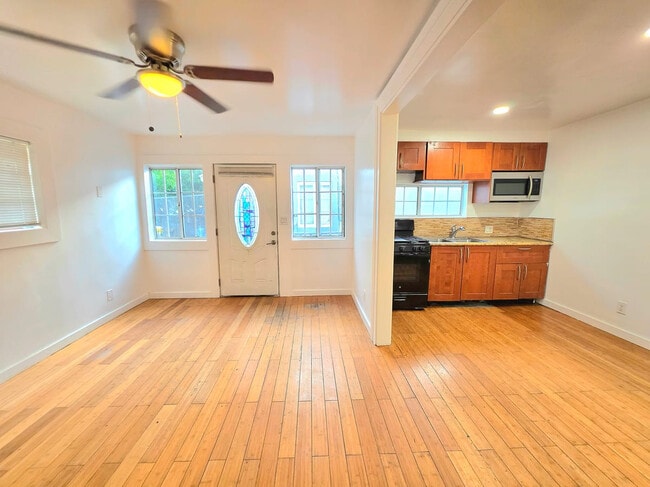 Building Photo - 1361 W Vernon Ave Unit 1
