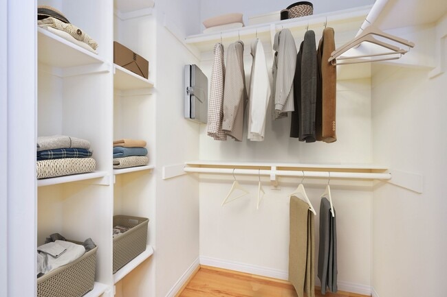 Walk-in Closet - Lorenzo