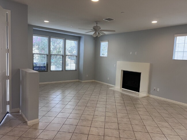Building Photo - "Spacious 3-Bed Townhouse Retreat with 2.5 Baths in Beautiful Oceanside – 1,797 Sq Ft of Modern L... Unit 2
