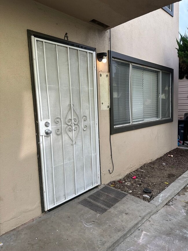 Building Photo - 2 Bedroom / 1 Bath Apartment for Rent Unit 7918 Bright Ave #A