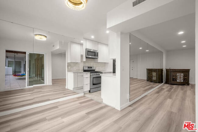 Building Photo - 423 Rexford Dr Unit 202