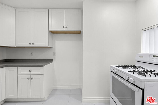 Photo - 1170 N Bronson Ave