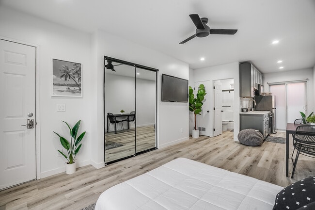 Building Photo - 523 Main St Unit Venice Beach Studio 5