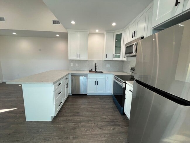 Photo - AVAILABLE NOW! 1+1 w/all appliances + private laundry! (21103 Mayall)