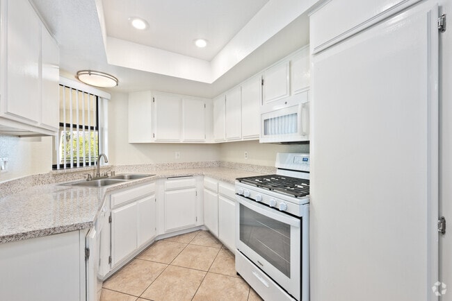 2BR, 1BA - 923SF - Kitchen - Crown Point
