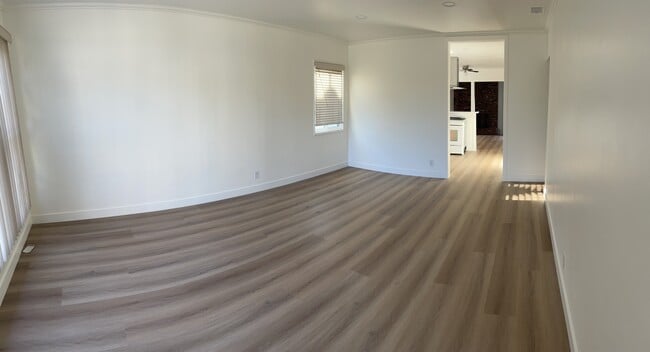 Living Room/Entry - 1919 Voorhees Ave