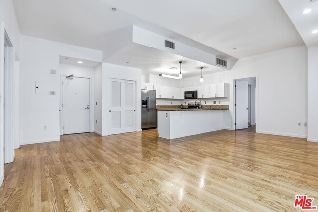 Photo - 630 W 6th St Unit 310