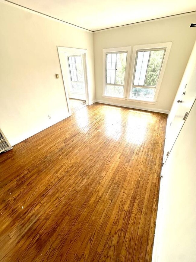 Building Photo - 238 S Berendo St Unit 202
