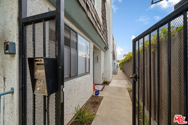 Photo - 2337 Oak St
