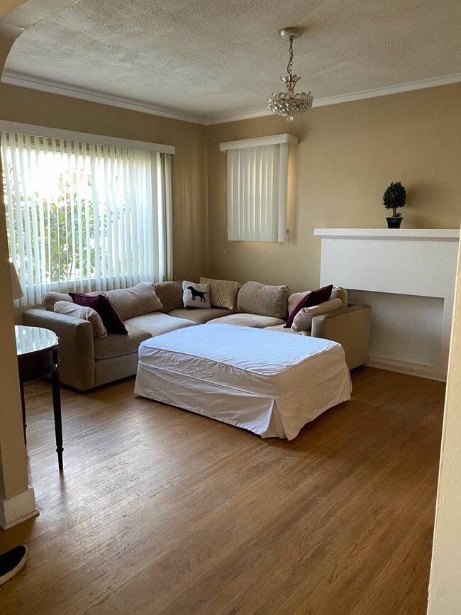 Photo - 736 N Poinsettia Pl