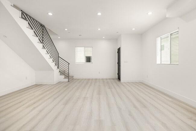 Photo - 917 N Beaudry Ave