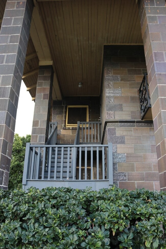 Photo - 649 W 8th St