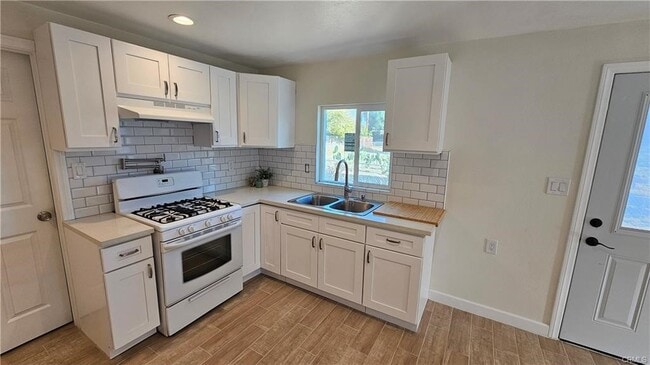 Photo - 265 E M St
