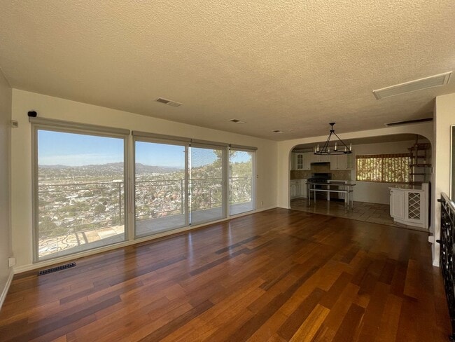 Photo - Gorgeous 5 Bed House - Amazing View!
