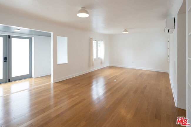 Photo - 734 Pier Ave