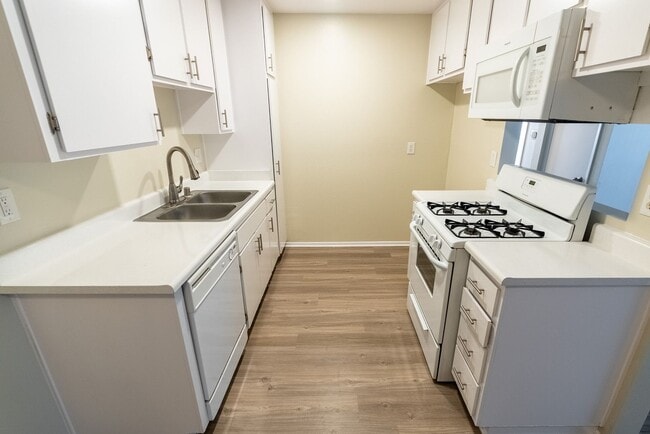 Photo - 17211 Chatsworth Street