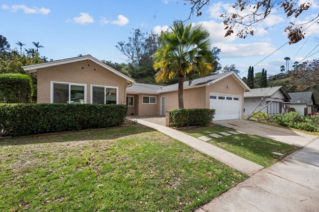 Photo - Secluded backyard!