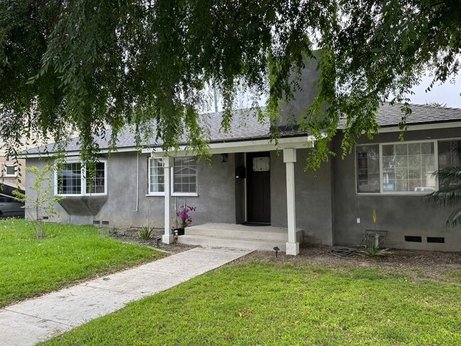 Photo - Beautiful 3 bedroom 2 bath Pool Home... this one is a SHOW STOPPER