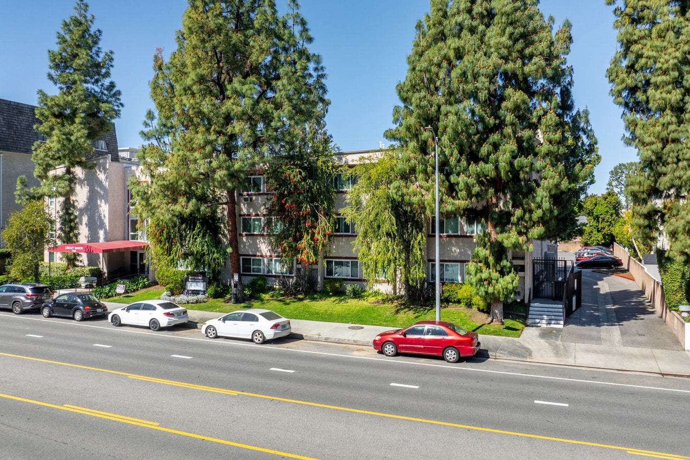 Photo - 5405 Lindley Avenue