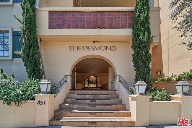 Building Photo - 851 N San Vicente Blvd Unit 102