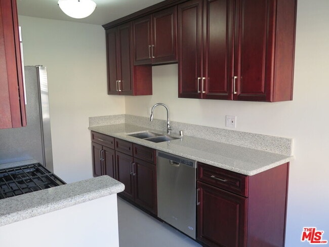 Building Photo - 833 N Kingsley Dr Unit 2