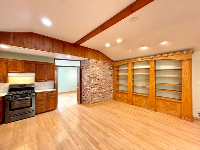 Vaulted ceiling and Oak floors - 3869 McLaughlin Ave Unit Rear