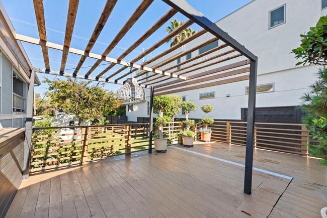 Photo - 662 Rosecrans Ave