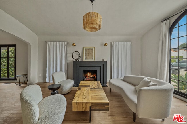 Building Photo - 8822 Rosewood Ave